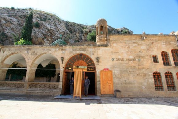 İbrahim Peygamber'in doğduğuna inanılan mağara girişi, Urfa