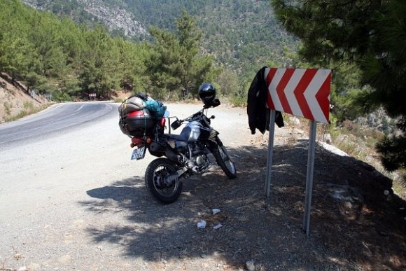 Katır ile beraber bir gölgelikte dinleniyoruz.
