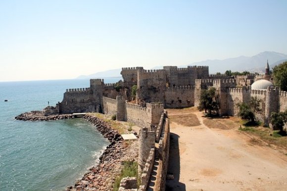 Anamur ilerisindeki Mahmure Kalesi. Böylece bu yolculuğumda Türkiye'nin en batı ve güney noktalarından geçmiş oluyorum.