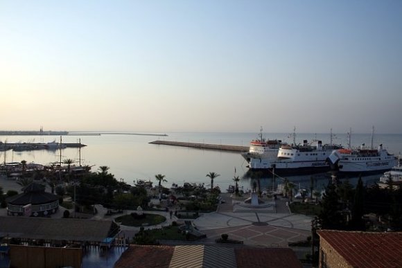Cumartesileri feribot kalkmadığı için geceyi Taşucu'nda geçirdim. Akşam öğrendim ki motoru geçirmem içim pasaportumun olması ger