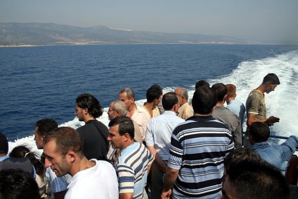 Deniz otobüsünün içi yetersiz klimalar yüzünden yanıyor. İçeridekiler kan ter içinde. Herkes soluğu dışarıda alıyor.