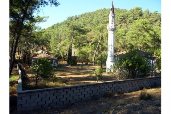 Yolda belki de ilk gördüğüm yapı bu cami oldur. İlk izlenimim yapı olmayan bu yerde(bir iki yer hariç) bu caminin ne aradığı olu