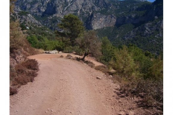 Kabak Vadisine inen yol zaman zaman virajlı ve oldukça tozlu. İnerken bir problem yaşamadım ama çıkarken 2 kere düştüm. İlk düşü