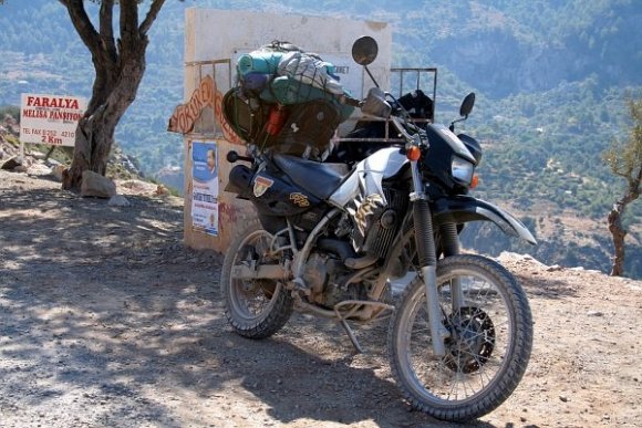 Dönüşte Kabak Vadisi'ni Faralya Yoluna bağlıyan kısımda 2 kere düştüm. İlkinde motor o kadar kötü bir pozisyonda kaldı ki tek ba