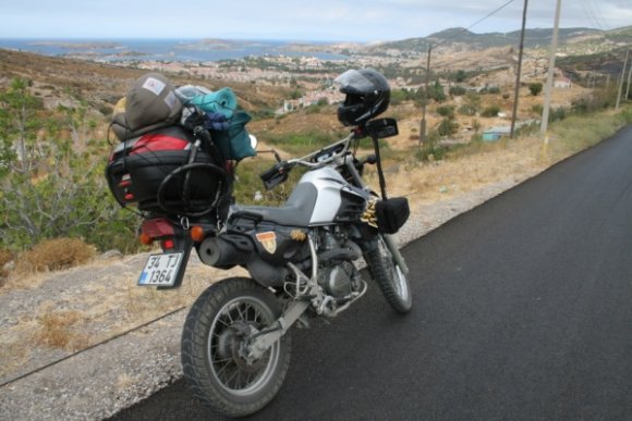 Katır Eski Foça'ya bakıyor.
- Güzel memleket di mi Katır?
- Çokkkkk!!!