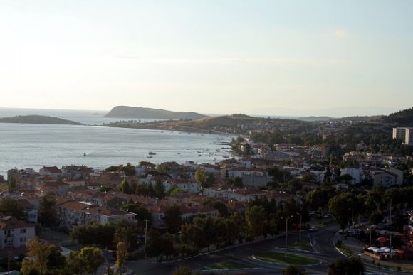 Eski Foça. Yeldeğirmenlerinin olduğu tepeden hakim bir görüntü var.