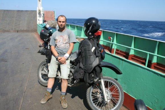 Bir ara feribot epey sallanmaya başlayınca aşağı motorlarımızın yanına indik. Fırsat bu fırsat. Kenannn!!! çek bakalım bir poz :