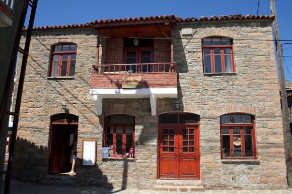 Tepeköy'deki Barbo Yorgo tavernası. Birden "Burda içen isen köyün virajlı yollarından nasıl inip diğer yerlere ulaşır?