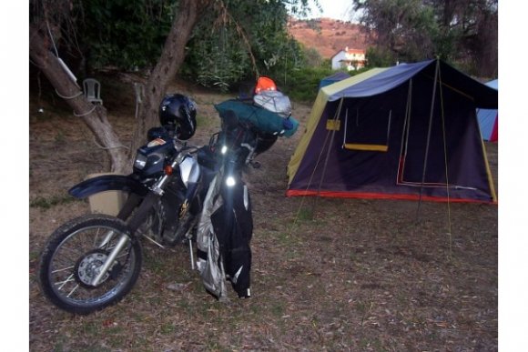 Yol takribi 2 saat sürüyor. Kaleköy'de Şen Kamping'de kaldım. Boşta çadırları olduğu için kendi çadırımı kurmadan hazır kurulu o