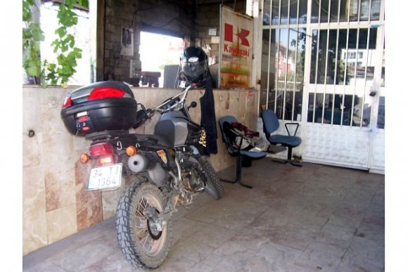 Bütün gün motorun bakımı/tamiri ile uğraştık. Arada beraber Cuma'ya gittik, yemek yedik, muhabbet ettik. Bakım ve tamirler yapıl