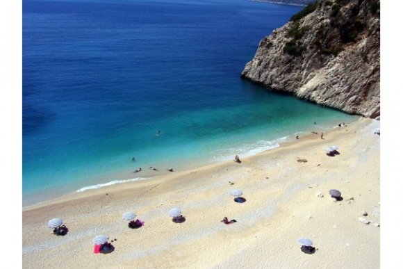 Kaş'a doğru giderken bir koy.