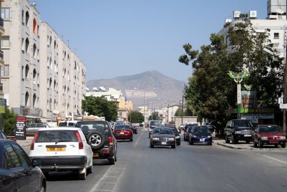 Lefkoşe'den dağdaki KKTC bayrağı gözüküyor. Ayrıca trafik sağdan akıyor. Alışmam biraz zaman aldı...