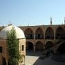 Lefkoşe'deki Büyük Han ve arkada Kıbrıs ve Türk bayraklarının yan yana dalgalandığı Selimiye Camii.