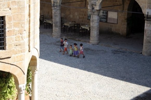 Lefkoşe Büyük Han içinde el ele çocuklar.