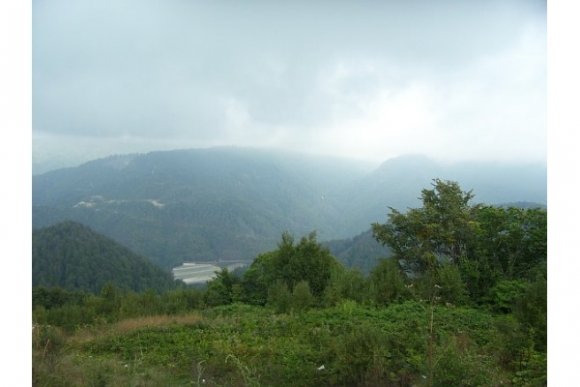 Bolu'ya geldiğimde yeşillikler içinde zaman zaman siste gözüküyordu. Ama sis geçtiğim yollar üzerinde yoktu.