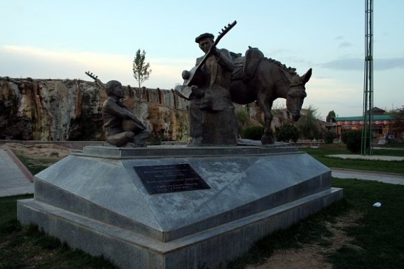 Kırşehir'de Neşet Ertaş'ın babasının önünde otururken heykeli.
