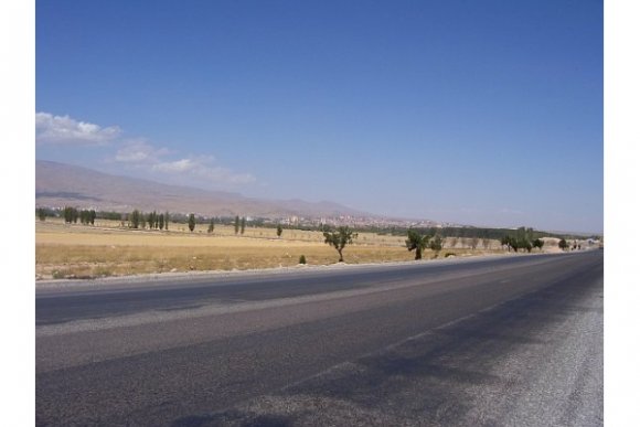 Pozantı otobanından geçtikten sonra uzun kamyon konvoylarını dikkatlice geçip Niğde'yi gördüm.