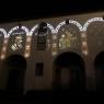 Kraliyet Sarayı'ndaki (Alcázar de los Reyes Cristianos) ışık gösterisinin ilk ayağı fotoğrafta gözüken sütunlu duvara uygun şekilde yapılmış bir animasyon gösterisiydi.