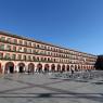 Plaza de la Corredera, Cordoba.  Eskiden at yarışları, boğa güreşleri ve acımasız İspanyol engizisyonunun yakma işlemleri burada yapılıyormuş.