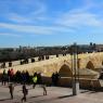 Roma Köprüsü (Puente Romano). Bu köprü milattan önce 1. yüzyılda Guadalquivir nehri üzerine Romalılar tarafından yaptırılmış.
