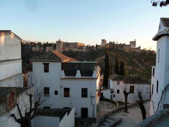 Albayzin sokakları ve arkada Elhamra Sarayı.