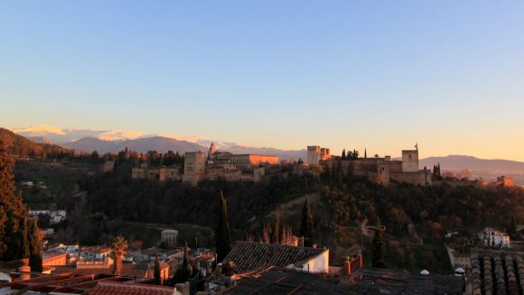 Albayzin tepesindeki San Nicholas Kilisesi avlusundan, Elhamra Sarayı üzerinden güneş batımı.