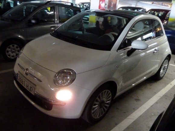 Malaga'ya indiğimizde kiraladığımız Fiat 500 çift kapılı arabamız.