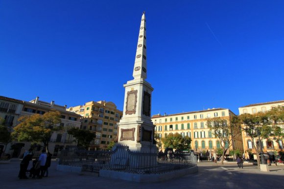 Monumento a Torrijos, Plaza de la Merced, Malaga. Meydanın ortasında General Torrijos adına yapılan heykel var. Burası aynı zamanda Picasso'nun doğum yeri. Sağ tarafta bulunan binalar Picasso Enstitüsüne ait ve İspanyolca dil dersleri veriliyor.