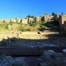 Teatro Romano.  Birinci yüzyılda, İmparator Augustus zamanında kurulan Roma Tiyatrosu. Arka tarafta Alcazaba gözüküyor.