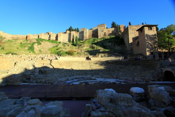 Teatro Romano.  Birinci yüzyılda, İmparator Augustus zamanında kurulan Roma Tiyatrosu. Arka tarafta Alcazaba gözüküyor.