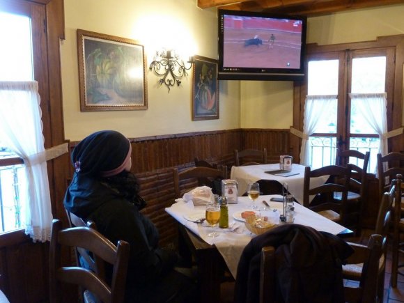 Bodega San Francisco barının yemek yenen üst katına çıkıp televizyonda boğa güreşi izlemeye başladık.