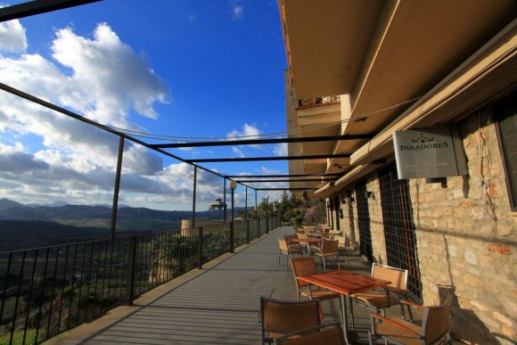 Ronda'daki parador. Parador İspanya'da yol üzerinde bulunan genellikle tarihi manastır veya kale gibi binalarda konaklama sağlayan oteller zinciri. Bizdeki eski hanlar gibi düşünülebilir.