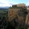 Yeni Köprü (Puente Nuevo), Ronda. 120 metrelik Tajo kanyonu üzerine kurulmuş üç köprü arasında en yeni köprü olmasına rağmen ismi sizi yanıltmasın. 1721 de yapımına başlanan bu köprünün yapımı 42 sene sürmüş.