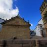 Ronda'da bir çeşme ve kilise.
