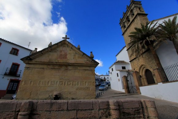 Ronda'da bir çeşme ve kilise.