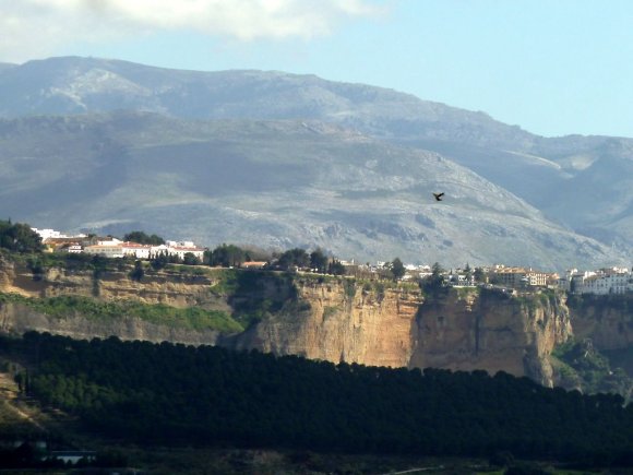 Kayalıklar üzerine kurulu şehir Ronda.