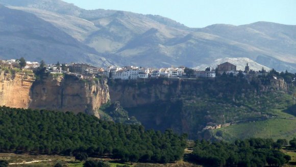 Olvera'dan Ronda'ya doğru giderken yol üzerinde durarak bu fotoğrafı çektim. Ronda'nın üzerine kurulu olduğu kayalık burda tüm ihtişamı ile belli oluyor.