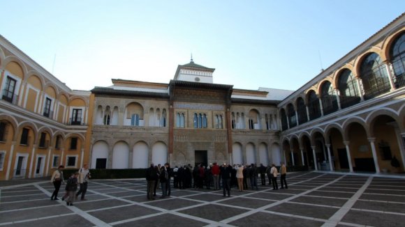 Alcazar Sarayı'na girdikten sonra bir bahçeyi geçip fotoğrafta gözüken ana avluya çıkılıyor.