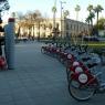 Sevilla'da bisiklet çok yaygın bir ulaşım şekli. Şehrin çeşitli yerlerine dağılmış bu alanlardan otomatik olarak bisikletinizi kiralayarak şehri gezebilirsiniz.