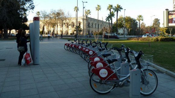 Sevilla'da bisiklet çok yaygın bir ulaşım şekli. Şehrin çeşitli yerlerine dağılmış bu alanlardan otomatik olarak bisikletinizi kiralayarak şehri gezebilirsiniz.