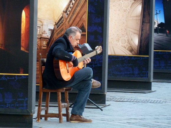 Alcazar Sarayı'ndan çıktıktan sonra kulağımıza çok güzel gitar tınıları geldi.