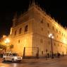 Sevilla Katedrali'nin gece görünümü.
