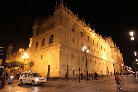 Sevilla Katedrali'nin gece görünümü.