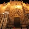 Sevilla Katedrali'nin gece görünümü.