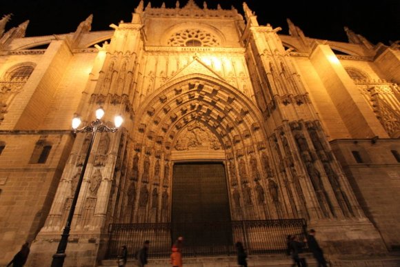 Sevilla Katedrali'nin gece görünümü.