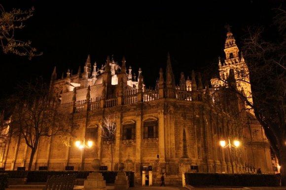 Sevilla Katedrali'nin gece görünümü.