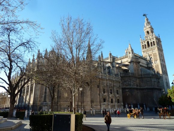 Gelelim heybetli yapısı ile Sevilla Katedrali ve hemen yanındaki eski minare yeni çan kulesi Giralda.