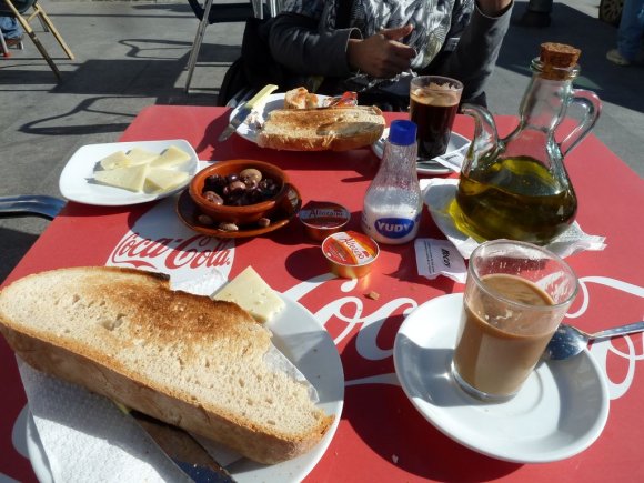 Aslında Villamartin'de durma sebeplerimizden biri de kahvaltı etmekti.