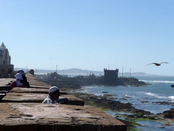 Essaouira - Sahil ve okyanusu birbirine bağlayan yerlerde yapılanmış surlar.