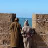 Essaouira - Okyanusu izleyen Faslılar.